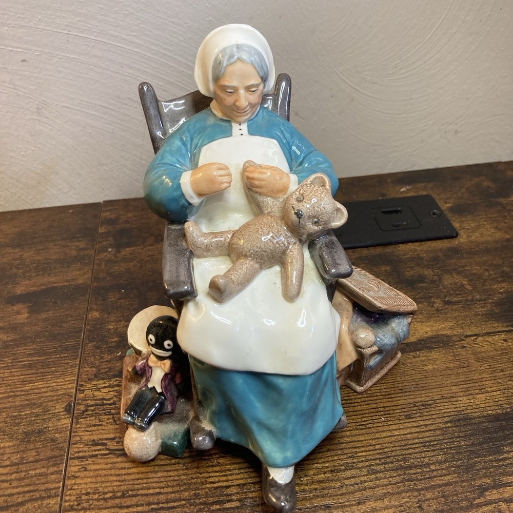 Royal Doulton‎ Figurine "Nanny" HN2221 Seated Woman Teddy Bear Rocking Chair